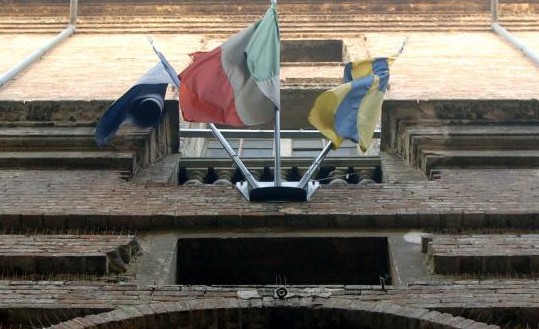 università