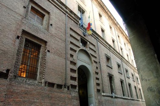 università