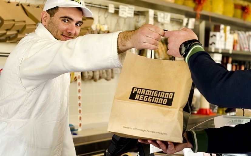 Parmigiano Reggiano in negozio di caseificio