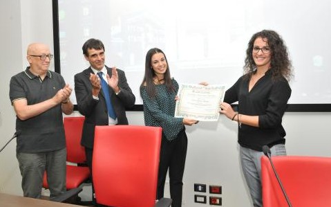 università