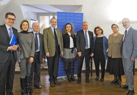 università