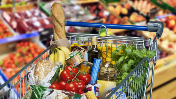 Einkaufswagen mit Lebensmitteln im Supermarkt