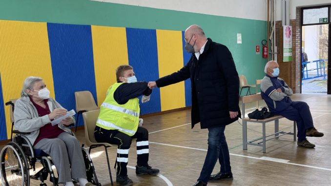 bonaccini visita centro vaccinale budrio