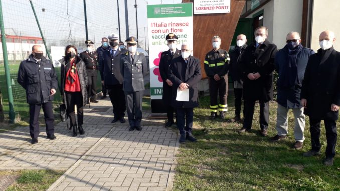 foto gruppo autorità forze ordine e rettore petrini e fabi