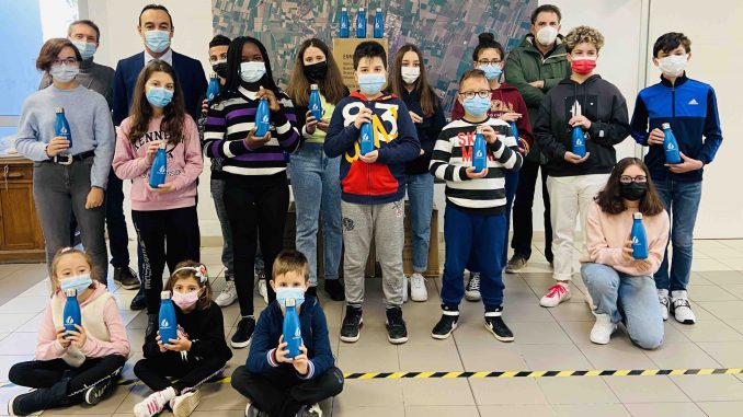 a TORRILE Stop alla plastica in classe 830 borracce agli studenti 002