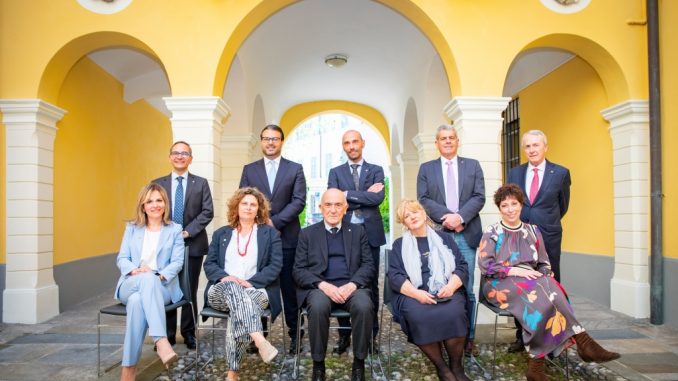 Antonio Lunardini (terzo da destra, fila in piedi) e Donatella Aimi (prima da destra, fila seduti) assieme ai componenti del CdA e Collegio Sindacale