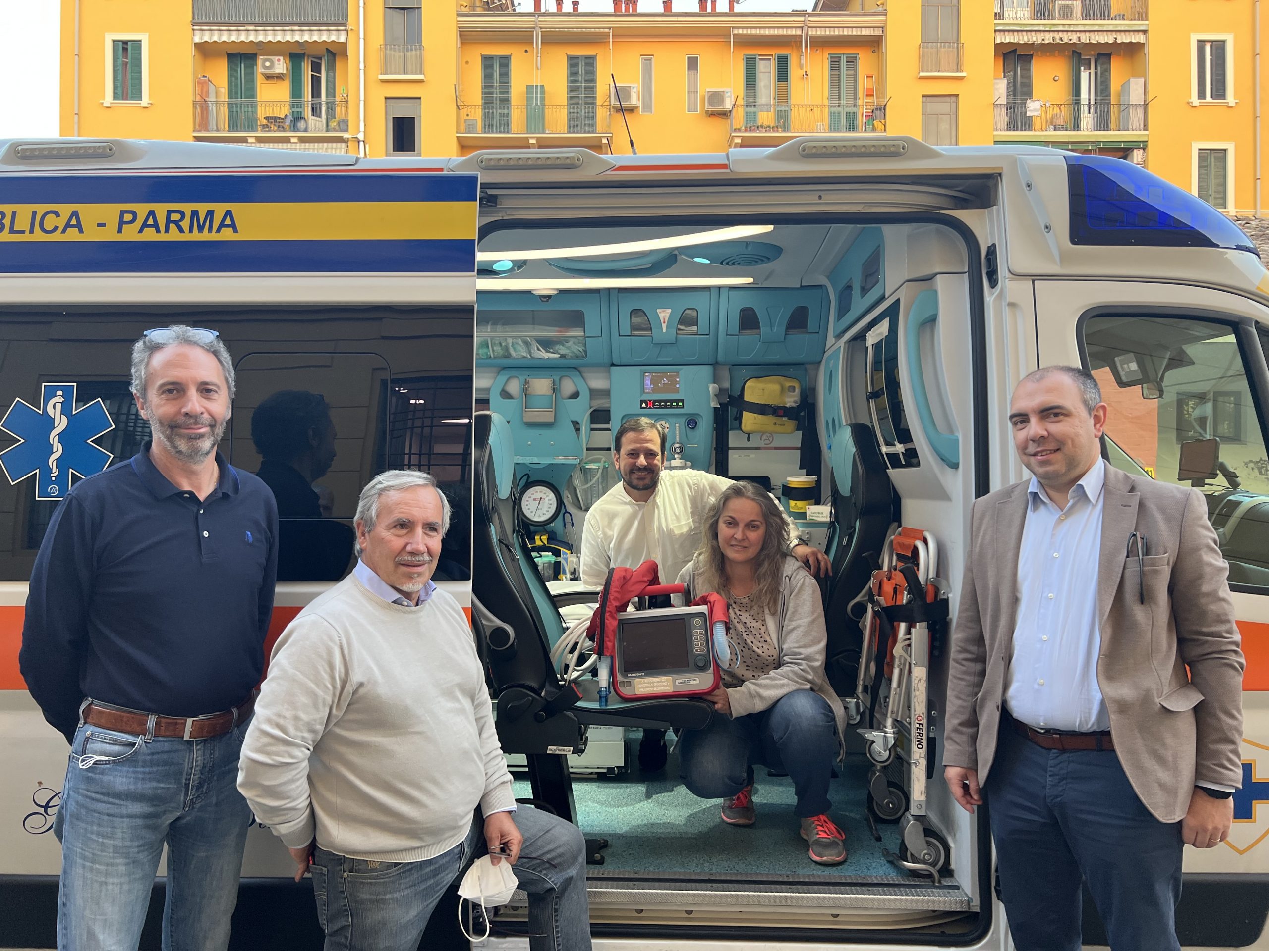 AP_la donatrice, Elisa Bompani, insieme al Presidente AP, Luca Bellingeri, Comandante AP, Filippo Mordacci, alcuni consiglieri AP