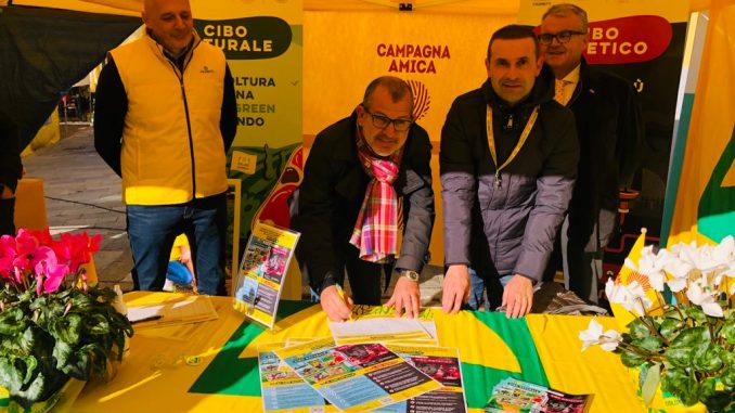 Matteo Daffadà al gazebo Coldiretti firma la petizione