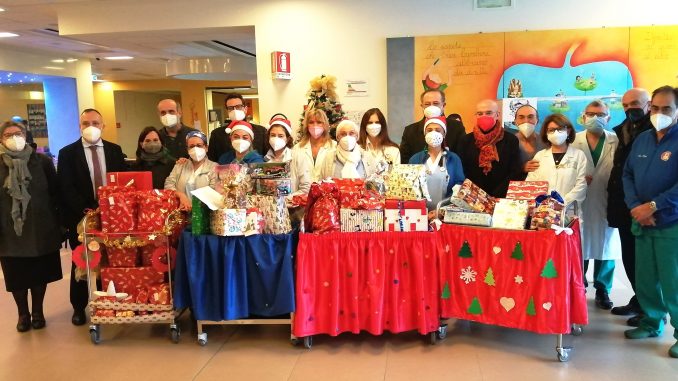 1223 consegna doni gruppo