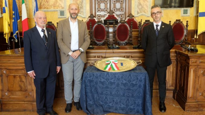 2023 07 20 alinovi nuovo fiocco tricolore e nastro azzurro