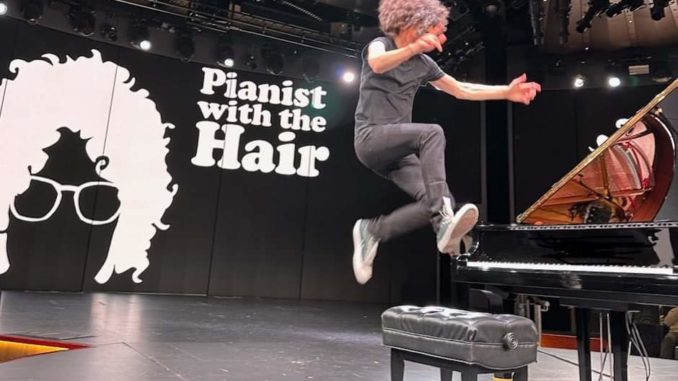 Pianist-with-the-hair-live