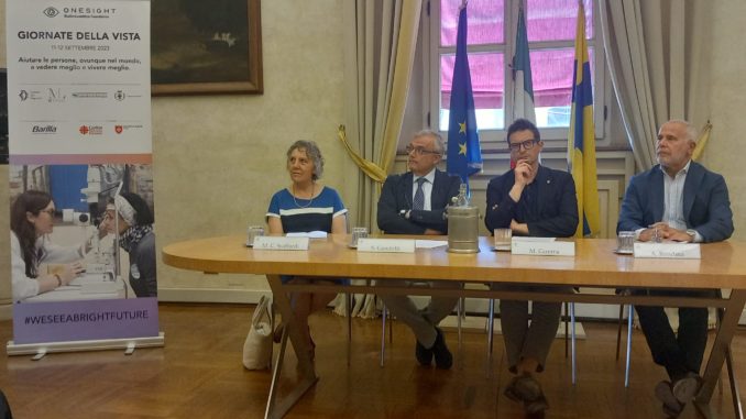 Direttrice Caritas M.C Scaffardi, Prof. Gandolfi, Sindaco M. Guerra, Segr.Gen. Onesight Essilor Luxot5tica Italia A. Rendina