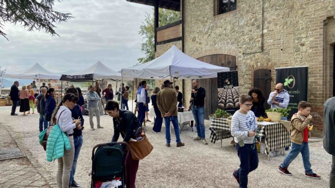 COLTIVIAMO LA CULTURA Festa dell'agricoltura al Castello di Tabiano 005 Mercato contadino nel cortile del castello
