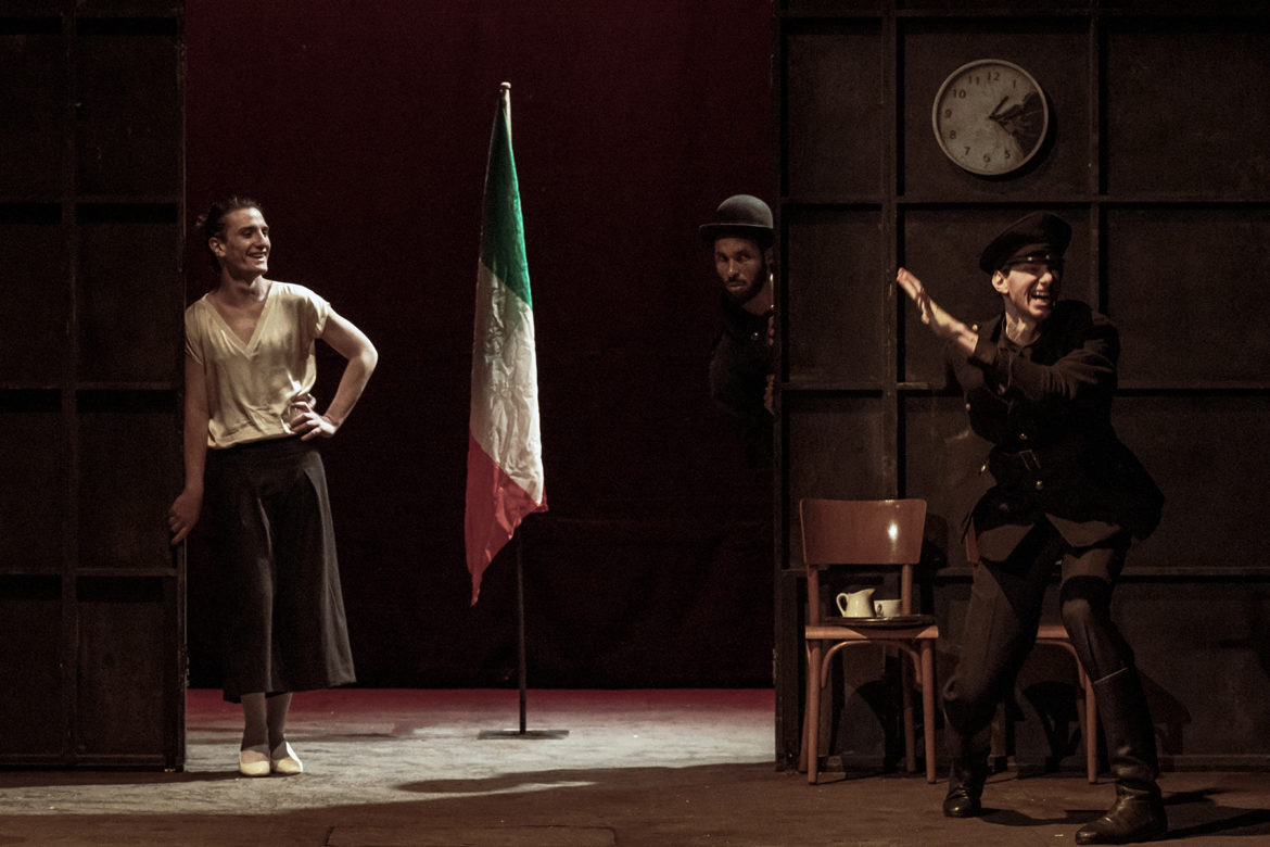 04-Larte-della-commedia-regia-F-Russo-Alesi_-Sem-Bonventre-Demian-Troiano-Hackman-David-Meden_ph-Anna-Carmerlingo_low