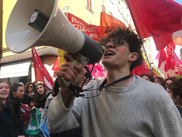 Frontale con megafono